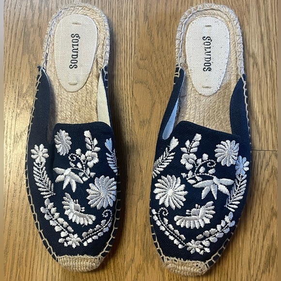 NWOT - Soludos “Ibiza” Navy & White Floral Embroidered Mule Espadrilles - Sz 7 - Picture 1 of 5